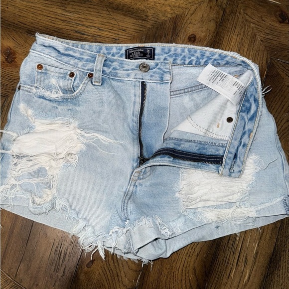 Abercrombie & Fitch Size 2 Distressed Light Blue Denim Shorts - Picture 4 of 6